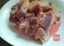 土豆炖鹅肉的做法图解1
