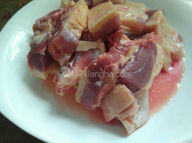 鹅肉切块。