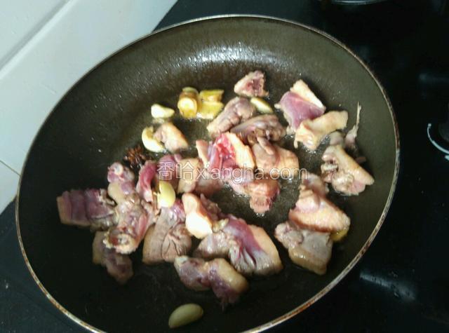 油锅烧热，下姜蒜爆香，加入鹅肉翻炒。