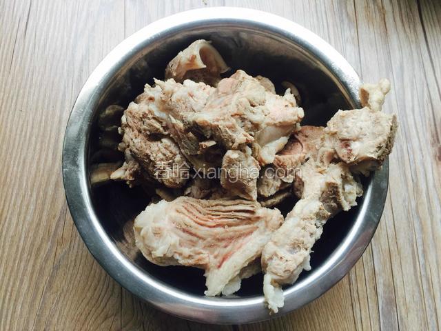 排骨提前用冷水煮开撇出血沫子。这个血沫子含嘌呤吃了容易得痛风，所以做排骨的时候还是焯过水再做最好。
