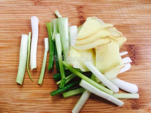 葱切段，姜切片。