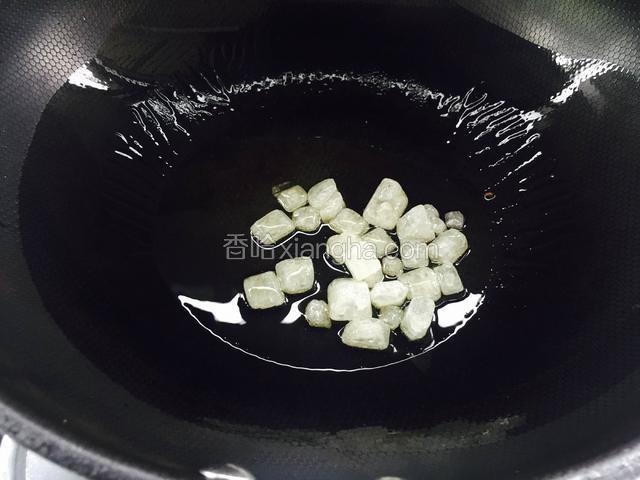 锅烧热，放入冰糖中小火翻炒到冰糖融化。