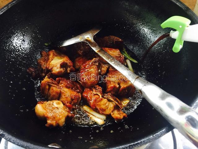 加入香醋，继续翻炒。