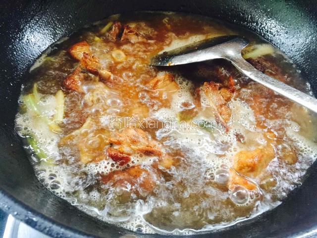 加入开水，开水的量没过排骨就可以了。