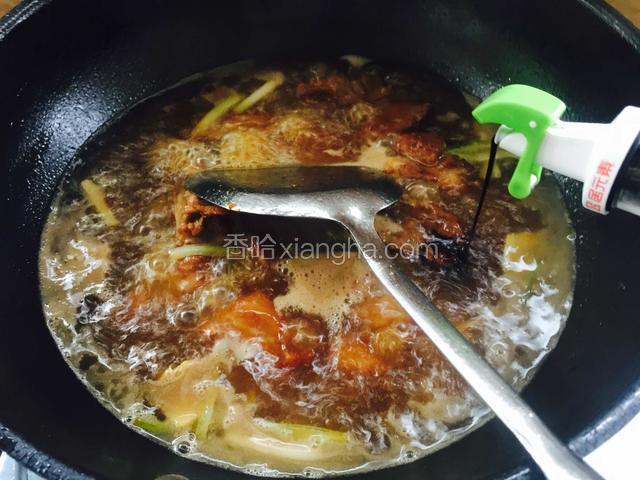 加入少许的红烧酱油上色，盖上锅盖，小火炖半个小时。