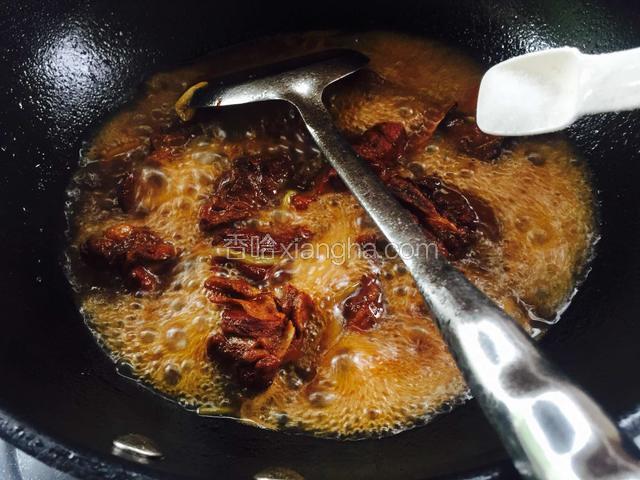 半个小时后开大火加入盐。