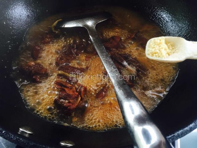 加入鸡精，继续收汤汁。