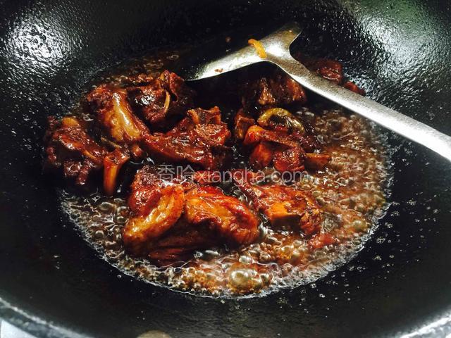 收到汤汁剩一点，变得黏稠就可以出锅了。