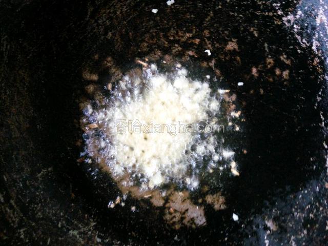 锅中烧热适量油，爆香蒜沫