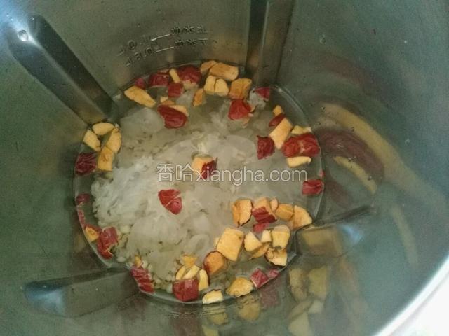 豆浆机加适量的水，然后都倒进去。