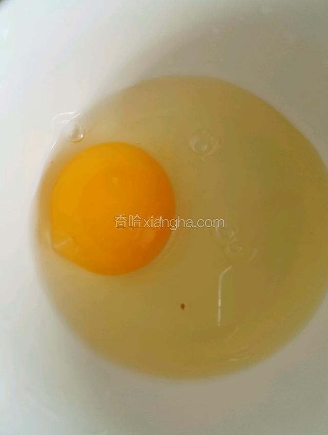 鸡蛋打入碗里