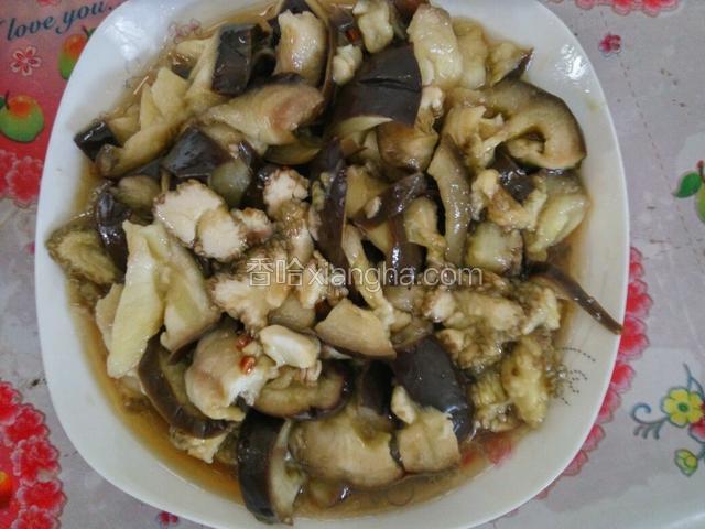 茄子蒸熟取出，弄碎晾凉