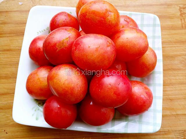 准备李子清洗干净沥干水分