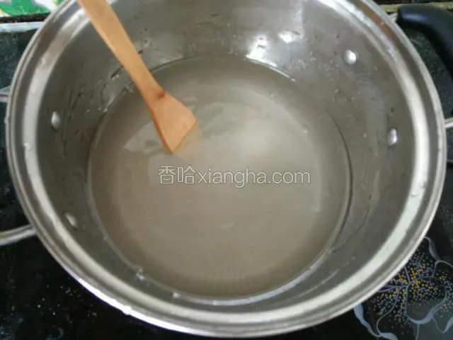 看见图中白糖完全融化。煮开五分钟。