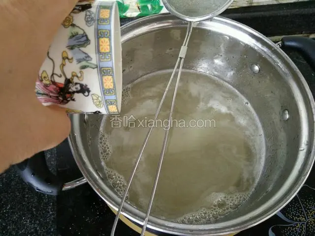 然后倒入挤好的柠檬汁。中火煮开五分钟。
