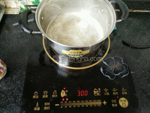 转小火开始煮。这期间不要用勺子翻动。我用的电磁炉三百度。一共炖煮了一个小时左右