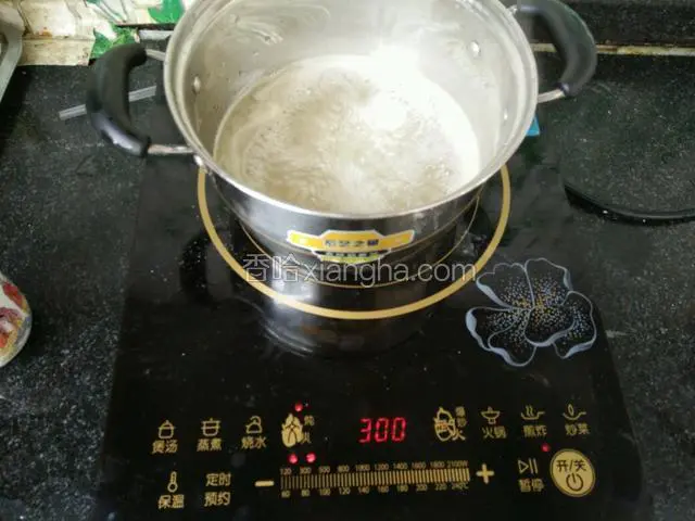 转小火开始煮。这期间不要用勺子翻动。我用的电磁炉三百度。一共炖煮了一个小时左右