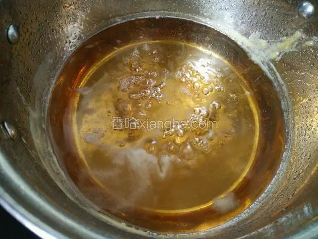 又煮了二十多分钟，成金黄色，蜂蜜的颜色深一点即可。也可以用筷子粘糖浆凉了以后能有丝状就好