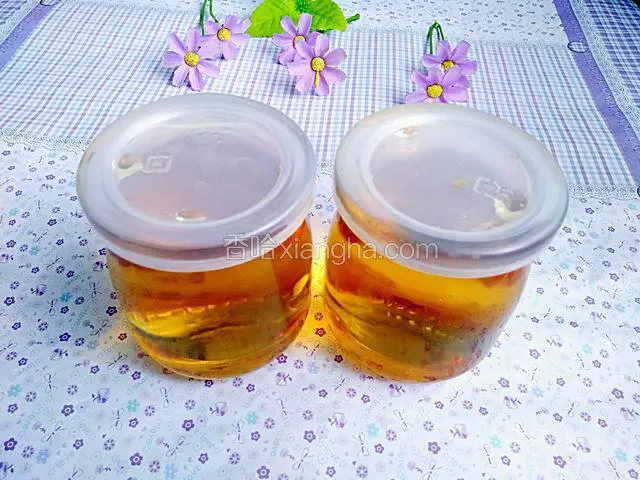 玻璃瓶放开水中烫好，自然晾干。糖浆彻底晾凉后装入，密封好。十天以后可以使用，一年以后更好用。