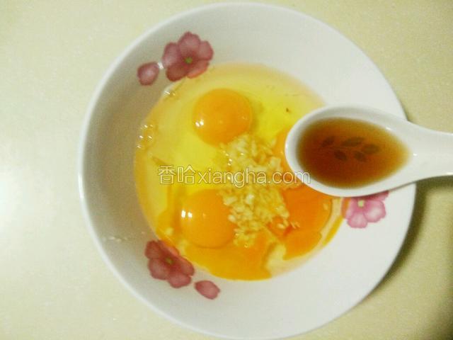 姜倒入鸡蛋里，加入料酒和醋

