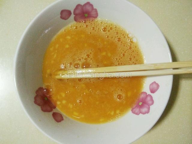 用筷子将鸡蛋液打散至均匀