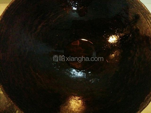锅倒油，烧到七成热