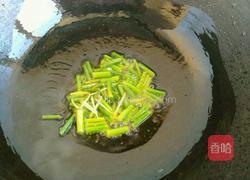 大蒜炒香肠的做法图解4