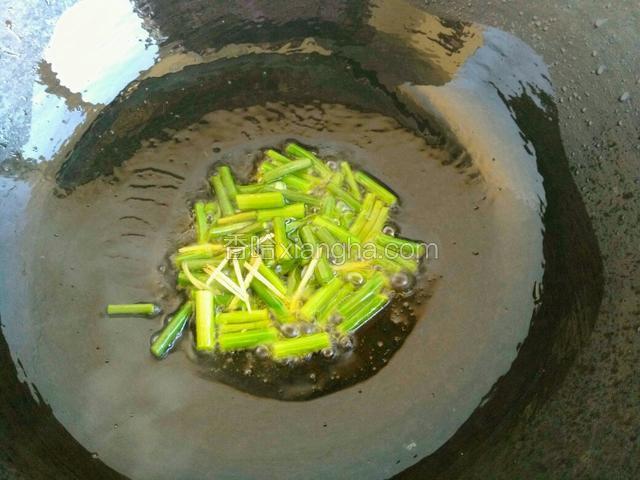 起锅加热放适量的油，先炒蒜苔。