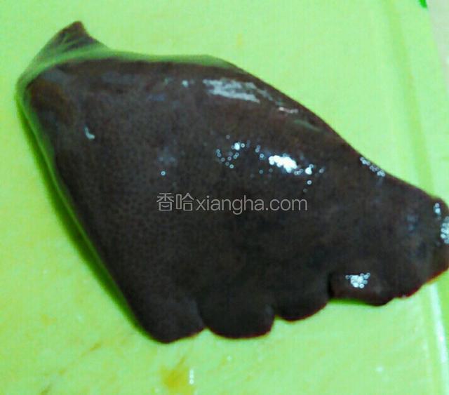 猪肝反复用凉水冲洗干净，切成薄片！切时看到有白色的粘膜要去掉。