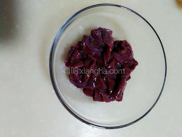 十五分钟后将浸泡过的水倒出！将猪肝反复用清水冲洗。然后放入碗中。放入盐，糖，生抽！生粉，胡椒粉，十三香，麻油！辣椒油！花椒油，食油，白酒，鸡精，蚝油，腌制十分钟。