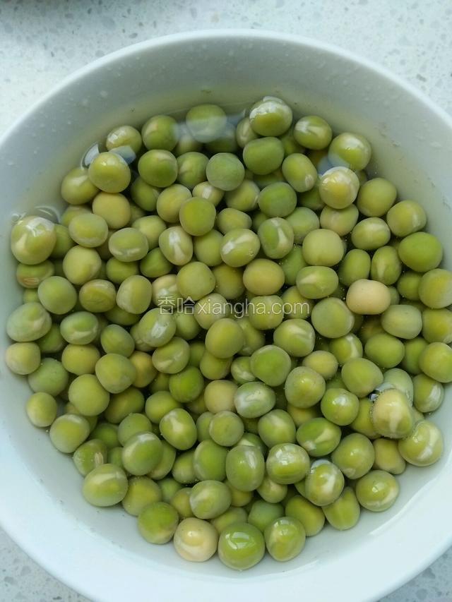 豌豆在冰箱冷藏里泡了两天，有点儿要发芽的样子。