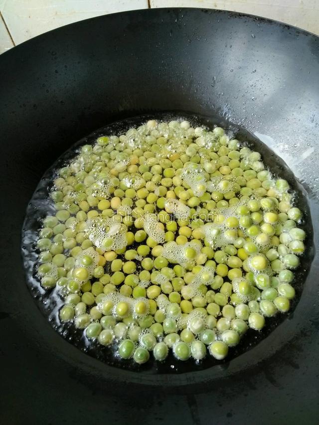 油温六七成的时候放入豌豆