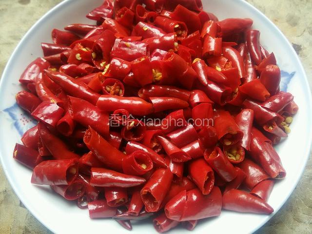 将其剪碎，煮辣椒的水别倒了，那是上品