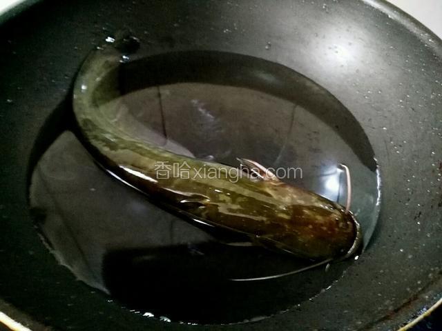 备炒锅，添加适量清水，焯下水，下鲶鱼，（说实话这鱼在锅里很活着呐，不忍心用刀剁，开水焯下喽）其实不用焯水。