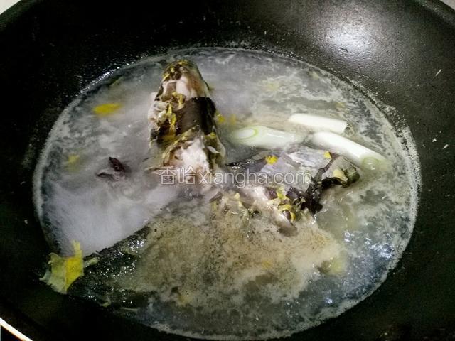 剁块，再次下锅，倒料酒，醋，姜，蒜整着不用切，葱段放锅里。大火烧开，改小火炖。