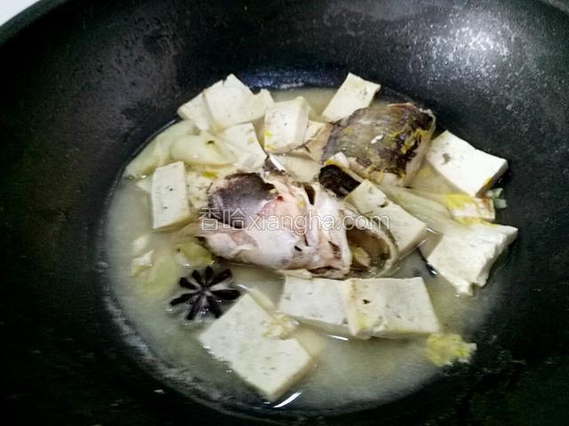 该下豆腐块喽，加盐，下豆腐块继续焖~~几分钟后，关火。