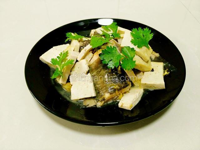 出锅。盛盘子里。撒上香菜叶，淋上几点香油既可食用！既可食用！