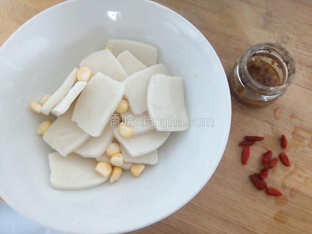 玉米剥少许粒，年糕分开，洗净备用