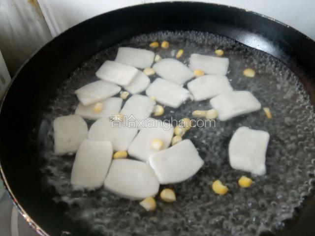 倒入年糕和玉米粒