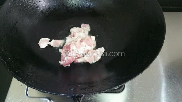 锅里倒油放五花肉煸炒，这一步时间有点久，需要把五花肉里的油都炸出来
