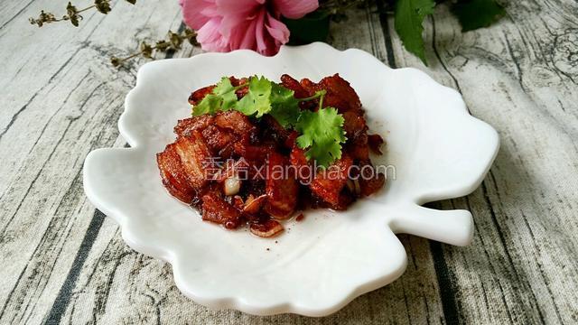 放鸡精，出锅。放2片香菜点缀一下即可