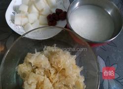 银耳雪梨粥的做法图解1