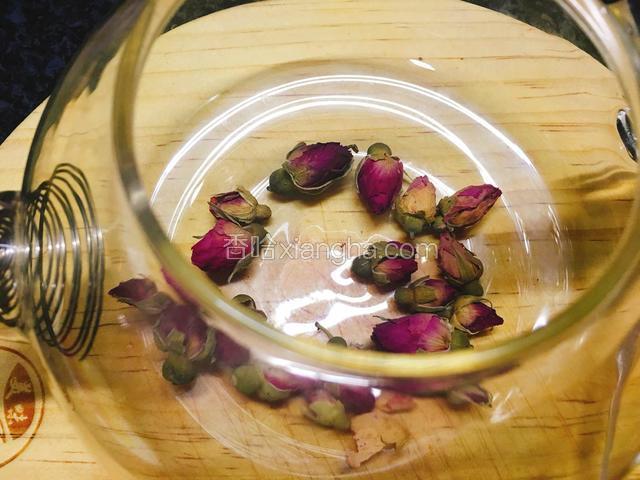 玫瑰花放入茶壶内