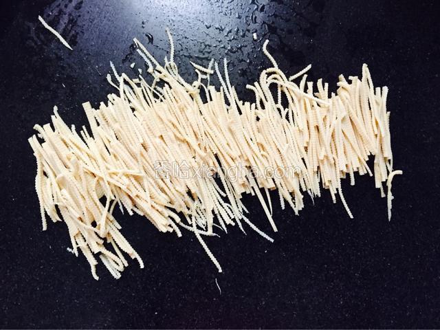 豆腐皮洗干净切丝