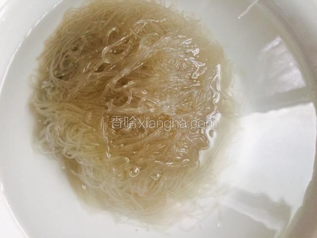 捞出来的粉丝最好用冷水多冲几次，沥水待用