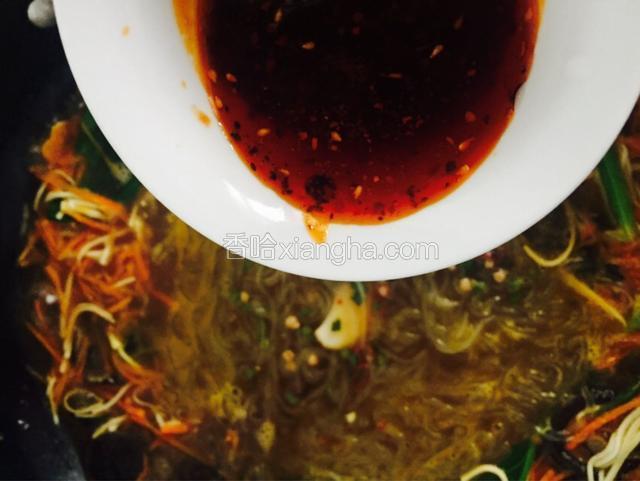 最后倒入辣椒油和香油，少许盐