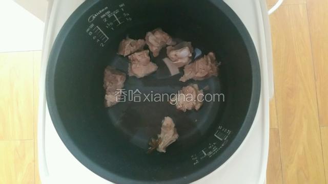 焯好后清水里再洗一遍，加八角一起放入电饭煲煮烂，也可以用高压锅