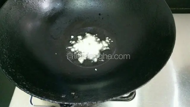 锅里倒油5分熟蒜爆香