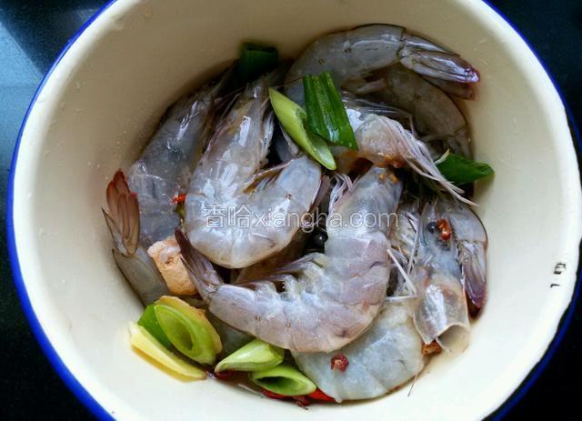 把大虾去虾线虾须清除并清洗干净，用葱姜料酒腌制半个小时。