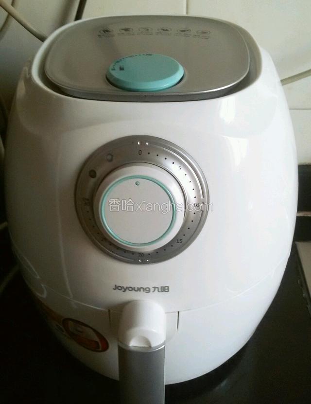 空气炸锅二百度预热五分钟，然后把大虾放进去，烤制十分钟。